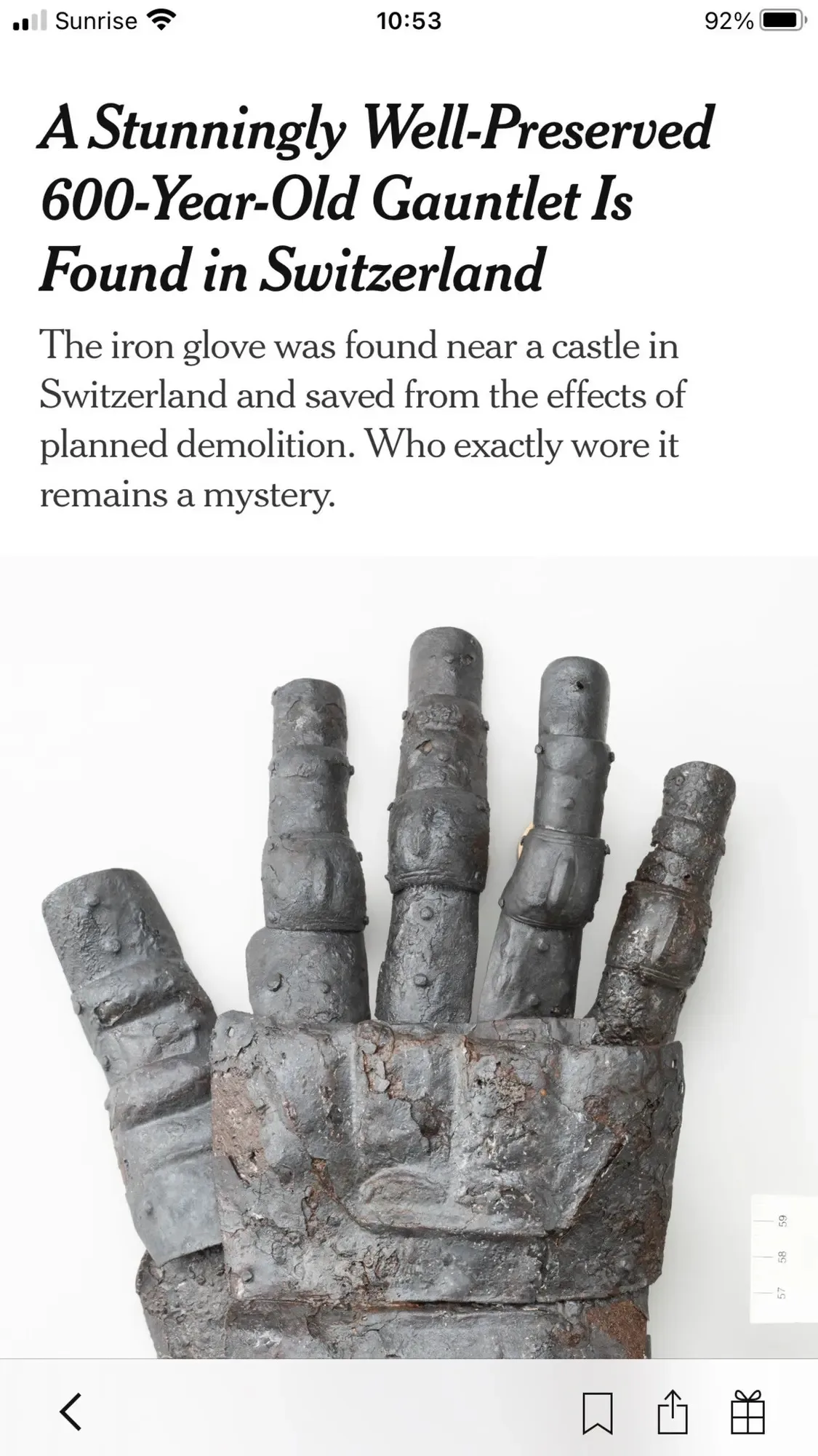 Screenshot einer Website der New York Times, welche einen Panzerhandschuh zeigt.